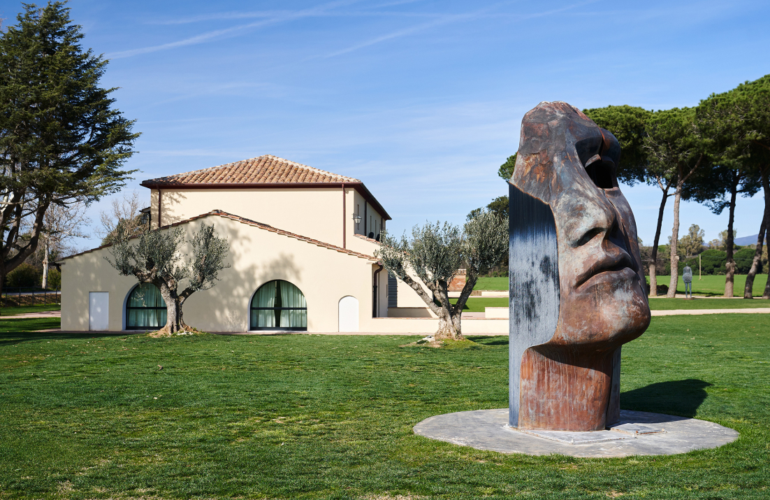 Tenuta Fratini estate with sculpture