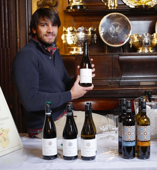 Jose Cadeau of Dominio de Punctum